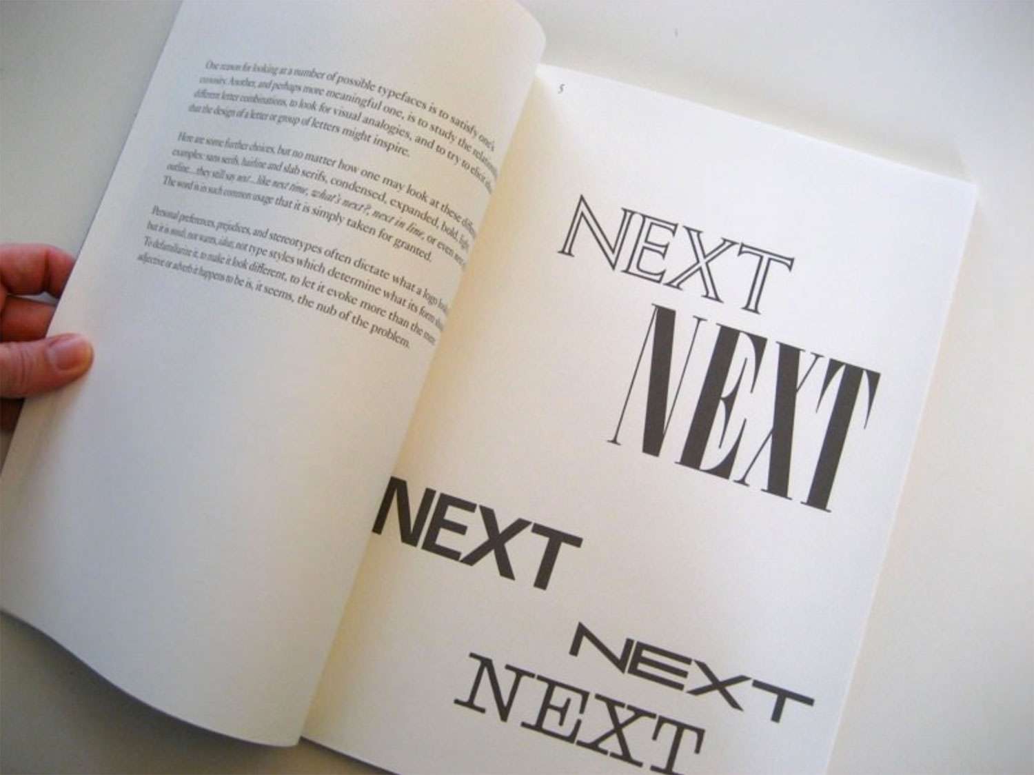 En 1986, Steve Jobs a payé 100 000 dollars à Paul Rand pour créer une identité visuelle pour son entreprise informatique. Rand a développé un livre de proposition unique de 100 pages pour le logo NeXT qui a guidé le lecteur étape par étape à travers le processus conceptuel jusqu'au résultat final.