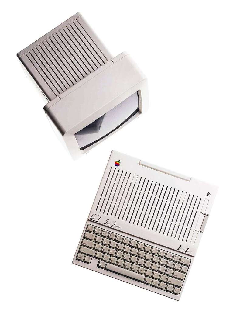 Apple IIc (1984) : premier ordinateur portable compact, primé pour son ergonomie.