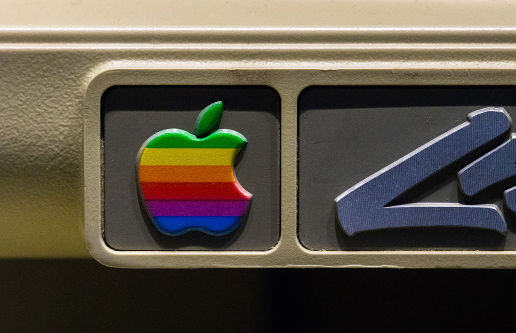 Rob Janoff, logo Apple, pomme mordue, design Apple 1977, Regiographic, couleurs arc-en-ciel Apple, identité visuelle Apple